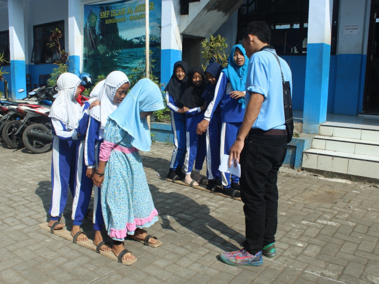 Pesantren Ramadan Ceria dengan Sentuhan Permainan Tradisional - Hubungan Matematika Dengan Permainan Tradisional Egrang