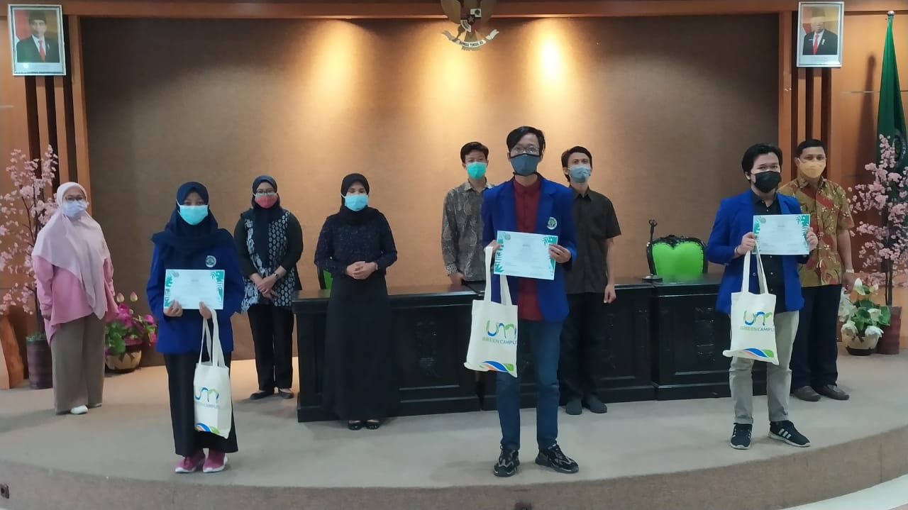 Tim Green Campus UM Serahkan Penghargaan kepada Pemenang Lomba Eco Scientific And Art Competition 2020