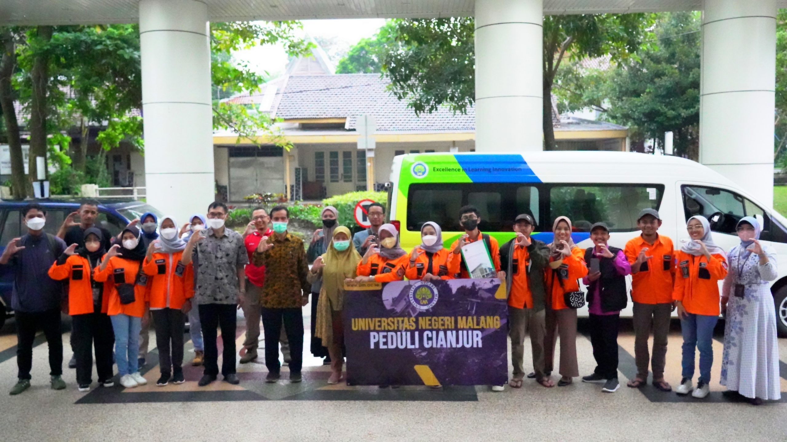 Kirim 17 Relawan untuk Salurkan Bantuan, Rektor UM: Relawan Harus Kuatkan Tenaga dan Mental