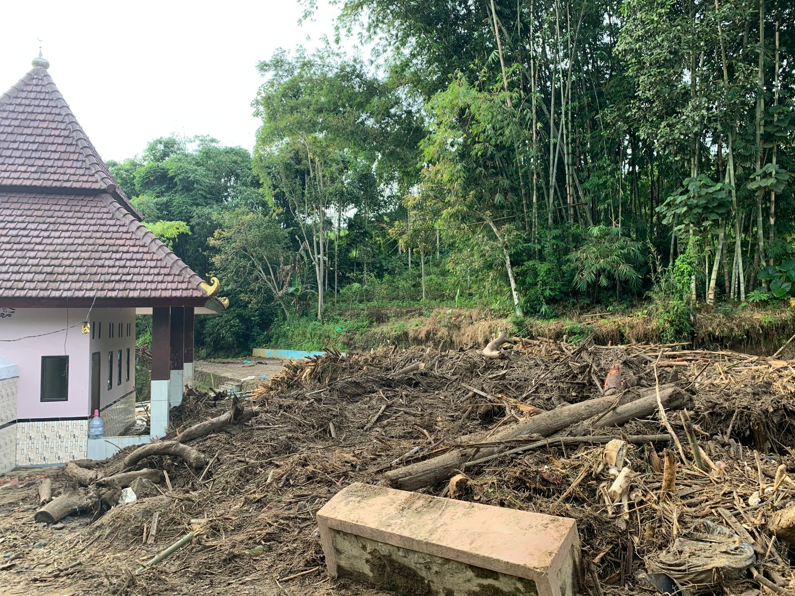 TRCC UM Bantu Warga Terdampak Banjir Bandang Ngantang