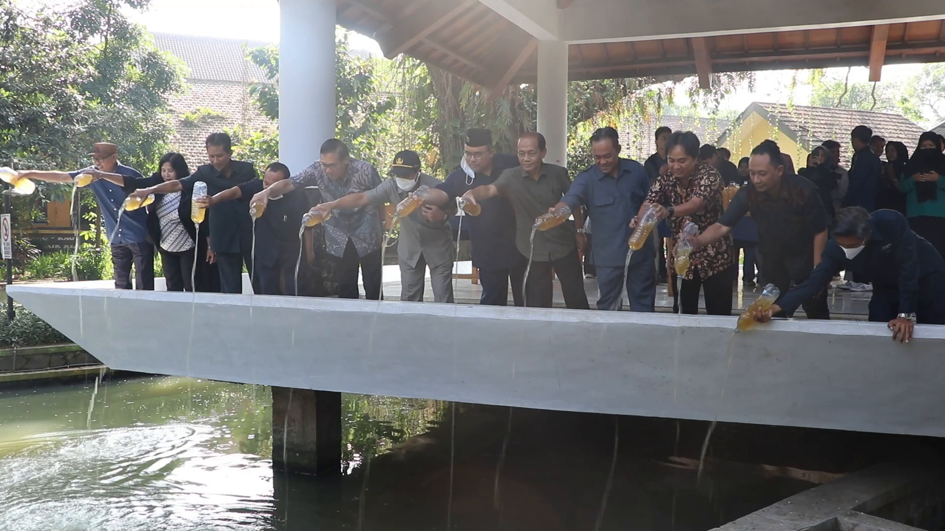 Memperingati hari lingkungan hidup sedunia, Universitas Negeri Malang (UM) Gelar Penuangan dan Pembuatan Eco enzyme