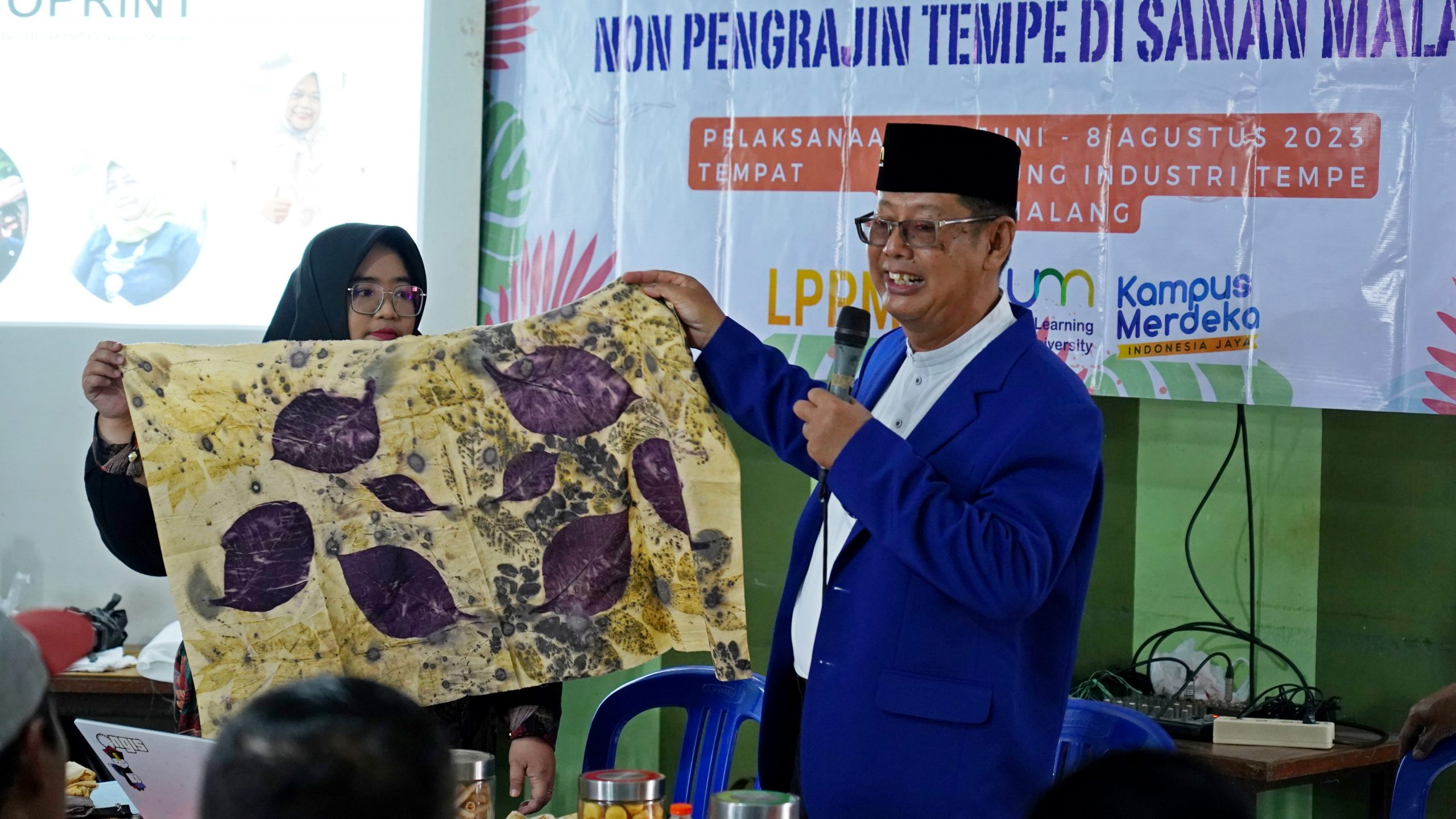 Tingkatkan Kesejahteraan Masyarakat dan Peduli Lingkungan, Tim Pengabdian UM Gelar Pelatihan Ecoprint 
