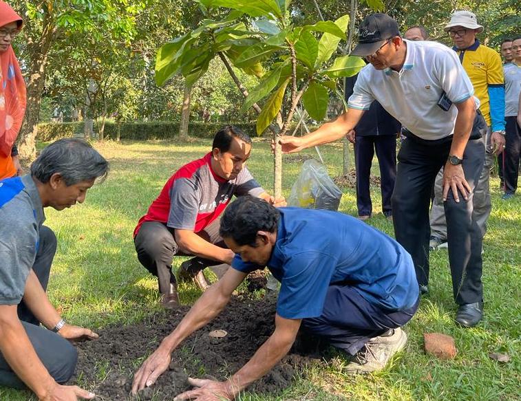 Komitmen Penghijauan, Pimpinan Perbanyak Tanaman di Hutan UM