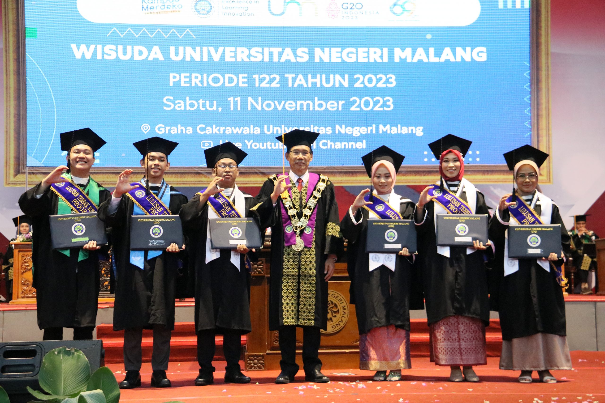 Wisuda UM Periode 122: Rektor Ajak Generasi Z Berkontribusi Besar untuk Kemajuan Indonesia