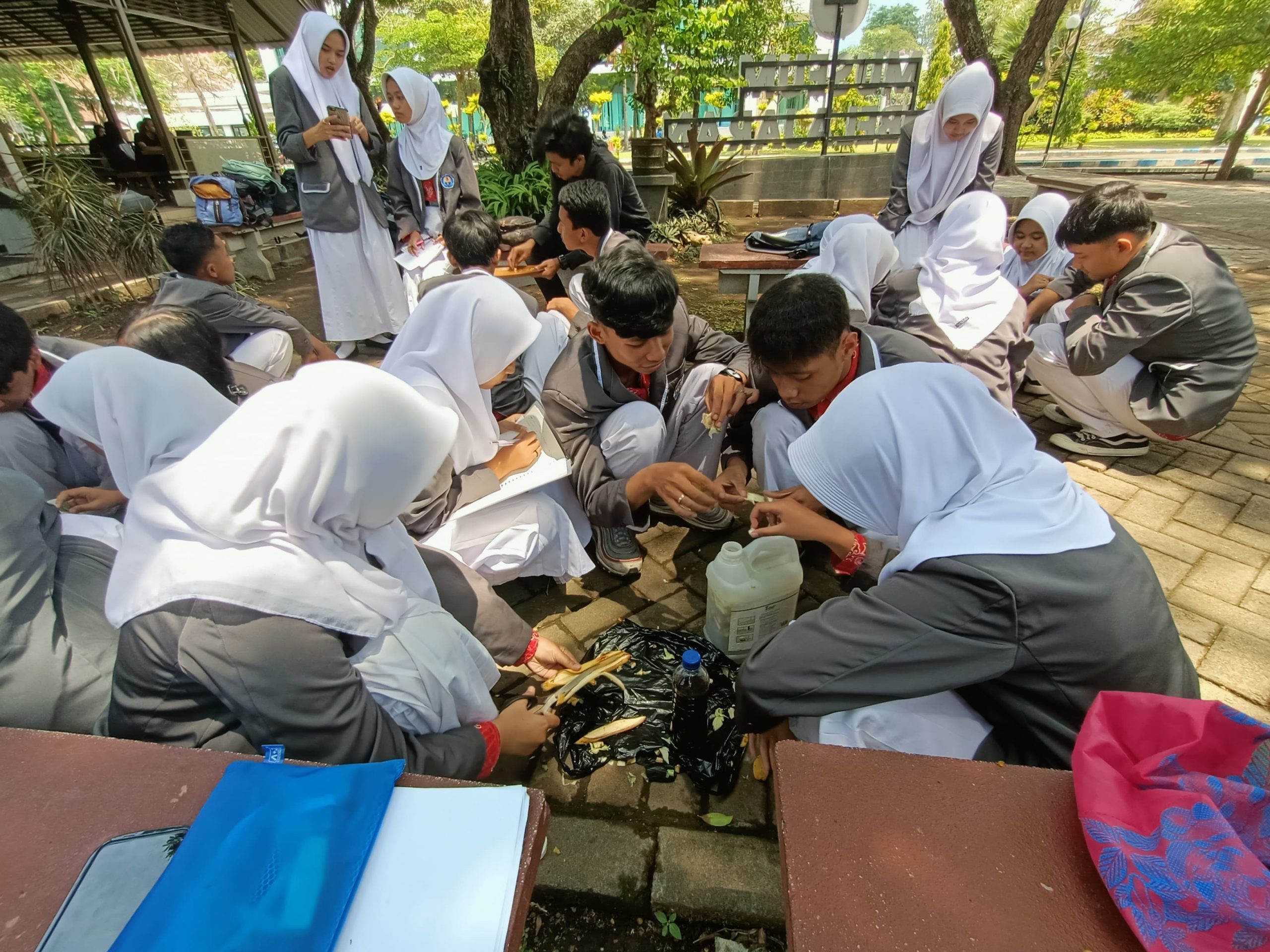 Praktik-pengelolaan-sampah | Universitas Negeri Malang (UM)