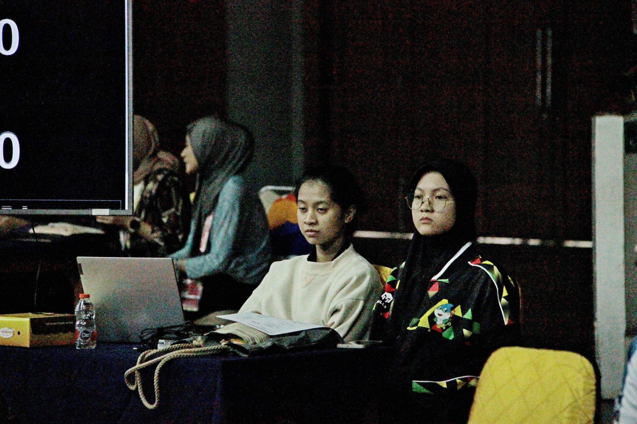 Dedikasi dan Semangat Tanpa Batas Tim Skoring Pertandingan Badminton Ajang AUG 2024 di Graha Cakrawala UM