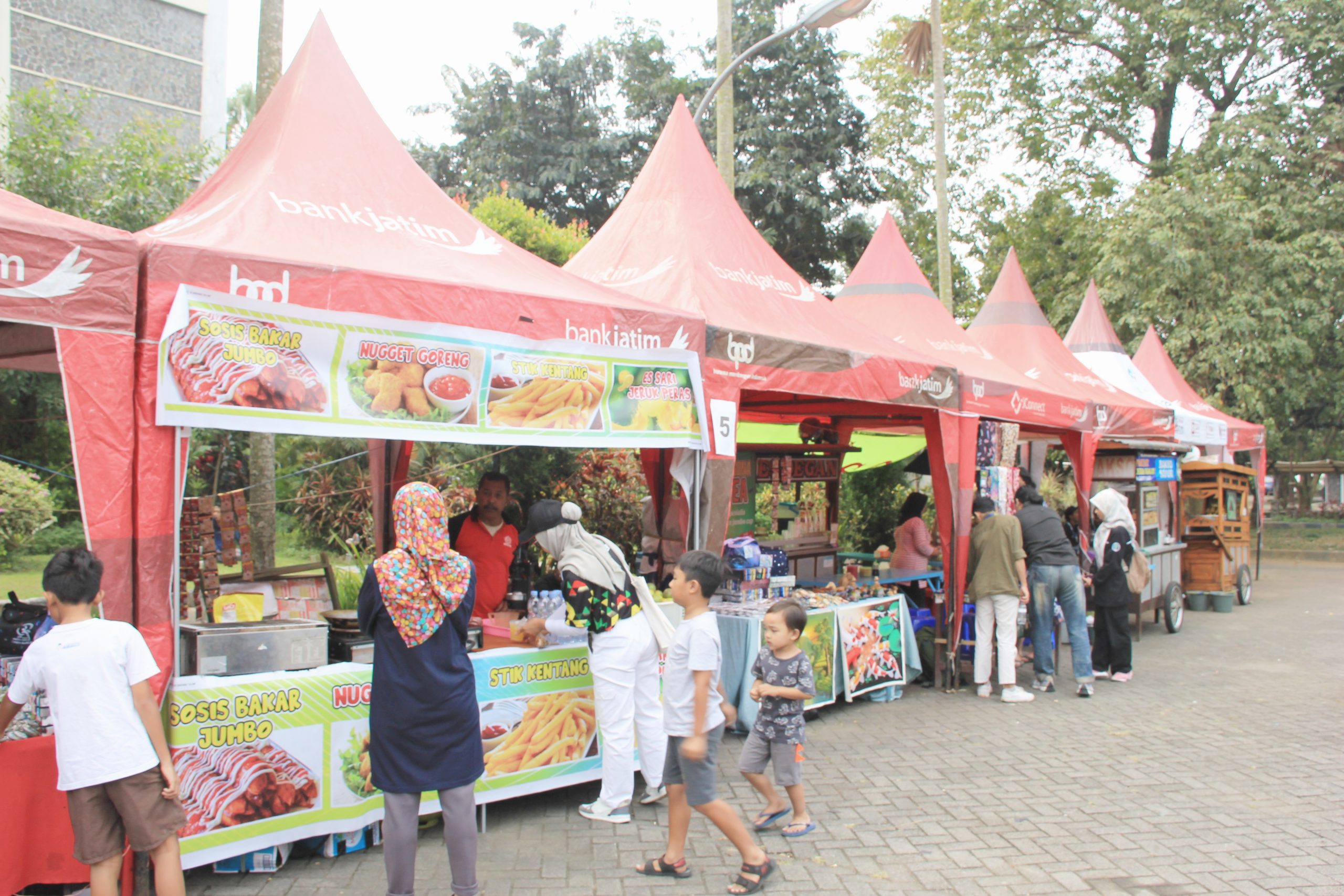Pedagang Kaki Lima dan Kuliner Khas Indonesia Warnai AUG 2024 di Universitas Negeri Malang