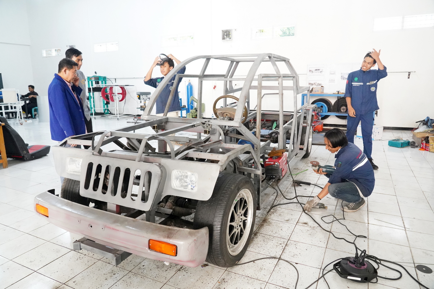 Dorong Inovasi Akademisi, UM Hadirkan Bengkel Otomotif Pengembangan Mobil Listrik