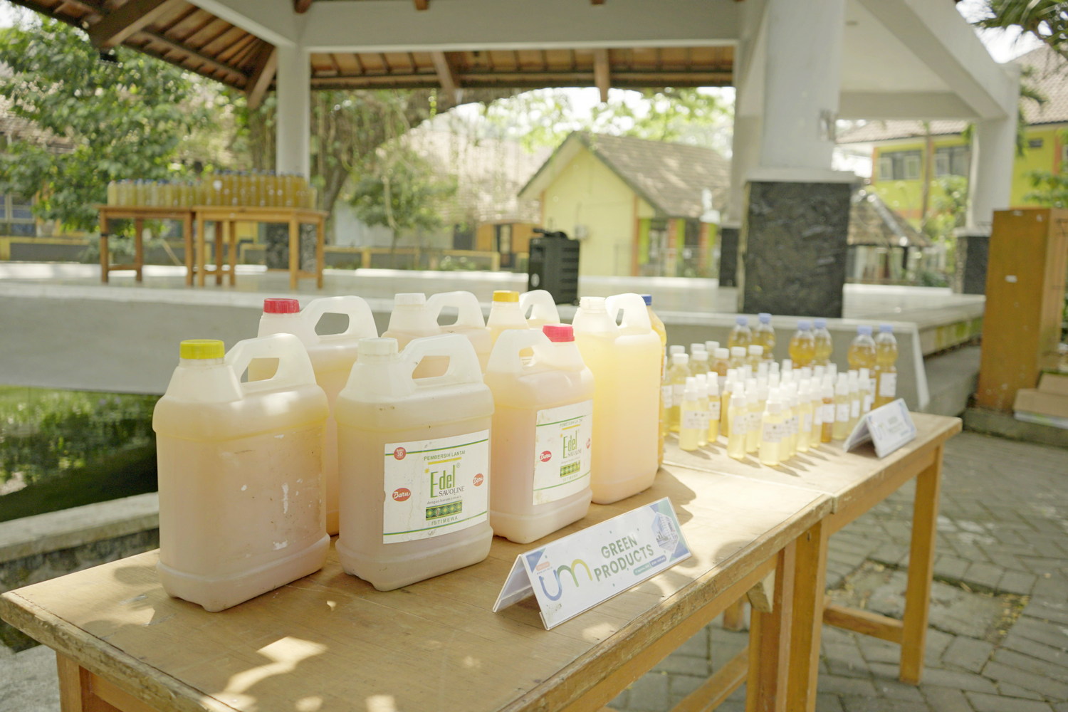 Tuang Eco Enzym, Upaya UM untuk Konservasi Air Berkelanjutan