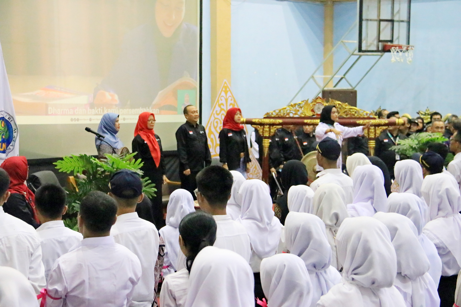 FIP Beri Sambutan Hangat pada Mahasiswa Baru di PKKMB FIP UM 2024
