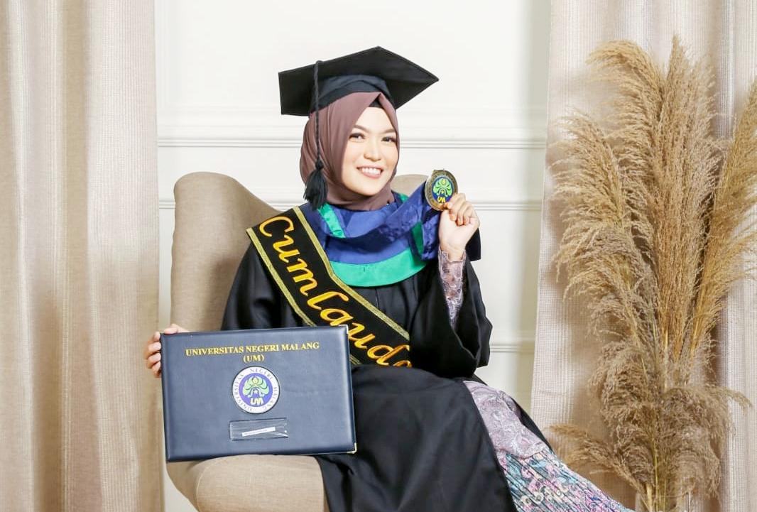 Disiplin dan Konsisten Antarkan Ida Mawadah Jadi Lulusan Terbaik Jenjang S2 Wisuda UM Ke-126