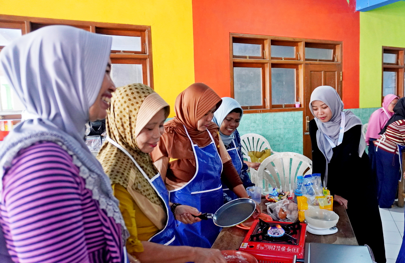 Inovasi Pengabdian UM: Optimalisasi Tape di Desa Banjarsari Melalui Produk Turunan