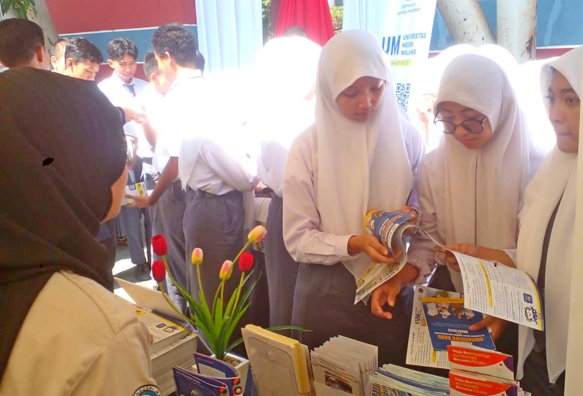 Siswa SMA Ramaikan Stand UM di Edufair Batu, Fakultas Kedokteran Jadi Favorit