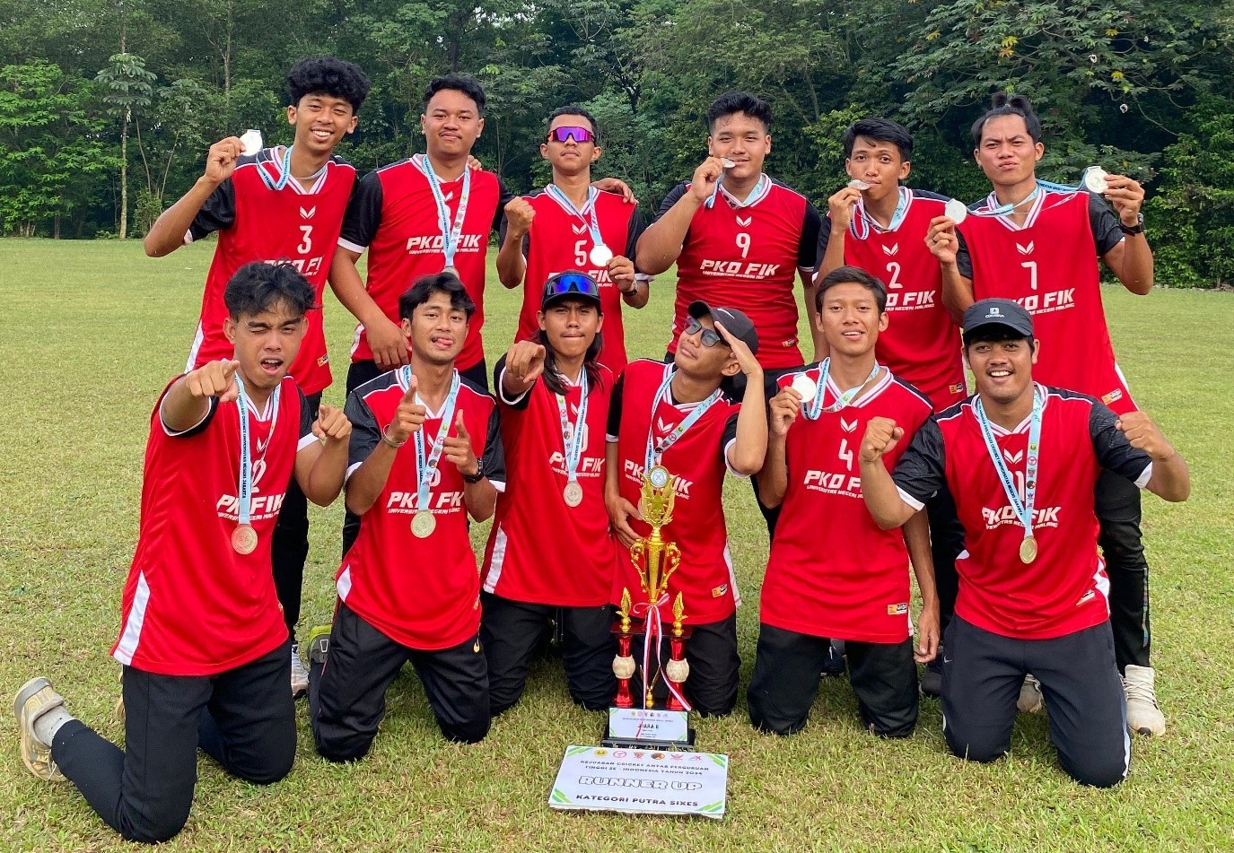 Photo of Tim Cricket UM Raih Juara II di Kejuaraan Antar Perguruan Tinggi Se-Indonesia 2024 kategori Sixes