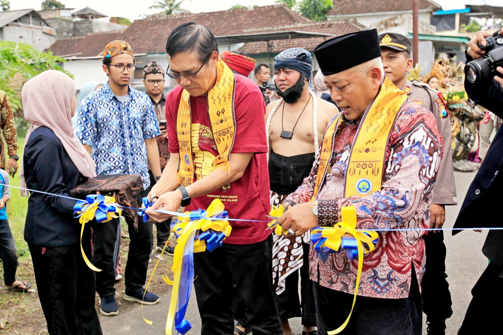 Rektor UM dan Bupati Malang Resmikan Kampung Eduwisata Seni Mentaraman