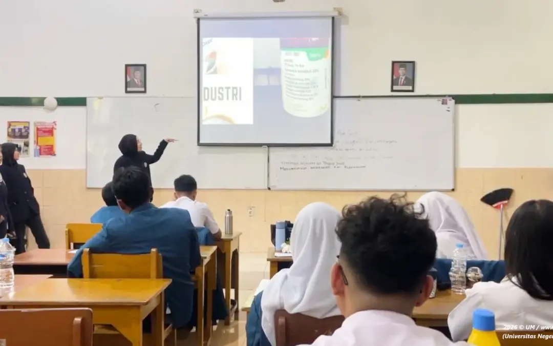 UM Students Promote Chemistry Literacy among Students through BATIKIN Innovation
